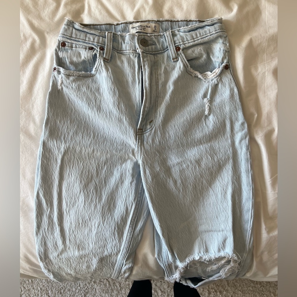 Abercrombie Ultra High Rise 90s Straight Jean in Light Wash Destroy